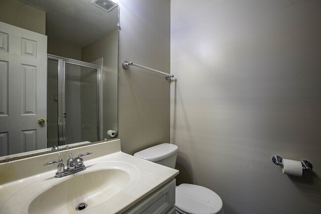 Building Photo - 4 BR Townhouse in Idlewild