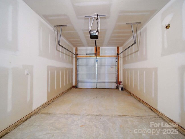 Building Photo - 916 S Battleground Ave