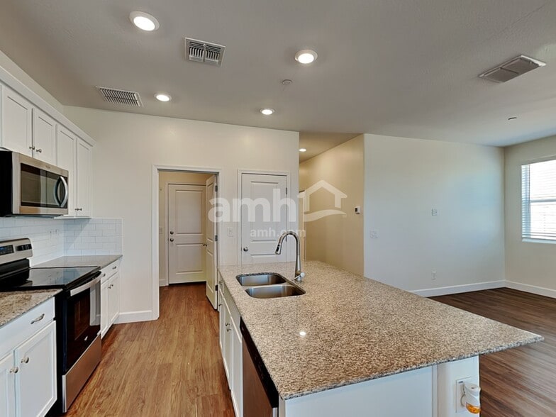 Building Photo - 5913 W Columbine Dr