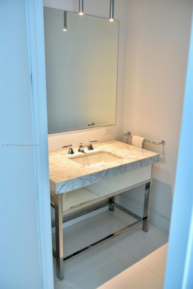 Building Photo - 17475 Collins Ave