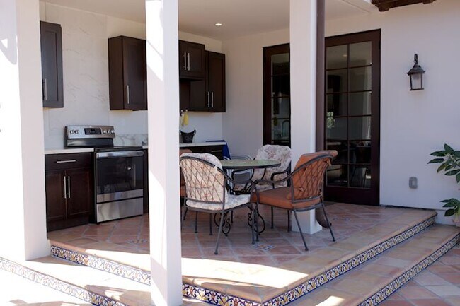 Building Photo - 1215 Altamead Dr