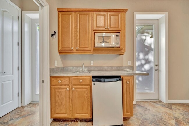 Building Photo - Beautiful 4 bed/ 2.5 bath Rental ~ Sarasota