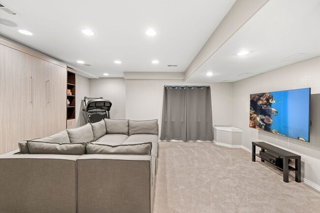 Building Photo - Modern Comfort Meets Mountain Convenience in This Littleton Home!!