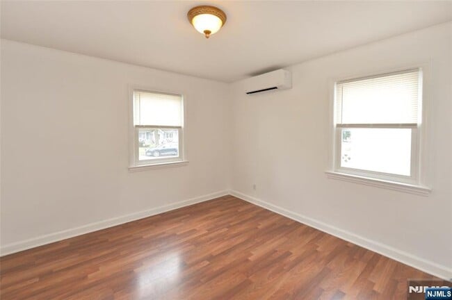 Building Photo - 3-11 Lyons Avenue Unit 1X