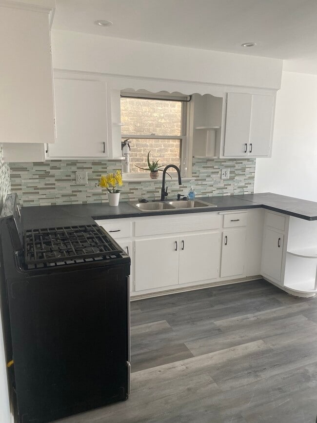 Building Photo - 5530 N Mango Ave