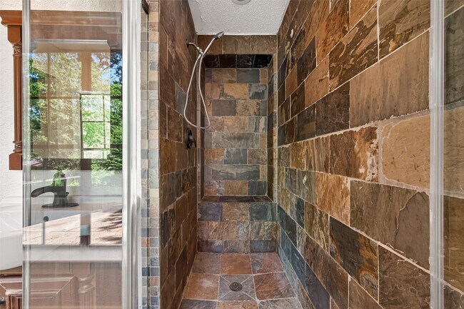 Building Photo - 42 Rockridge Dr