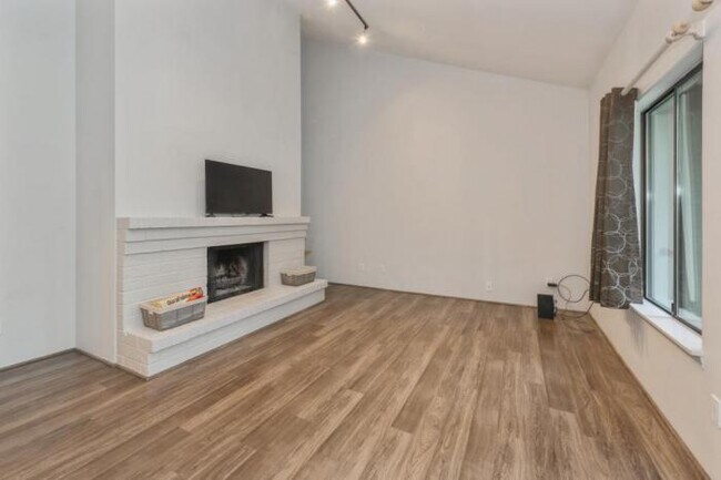 Building Photo - 2 bedroom in Kirkland WA 98034