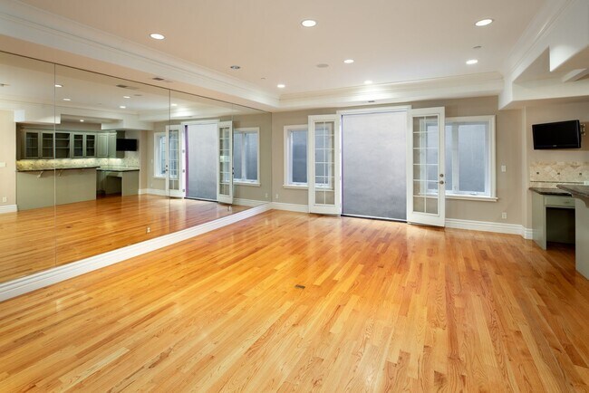 Building Photo - Amazing home, with incomparable views and privacy, but close in convenience!
