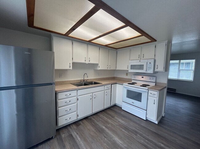 Building Photo - 547 Poole-2