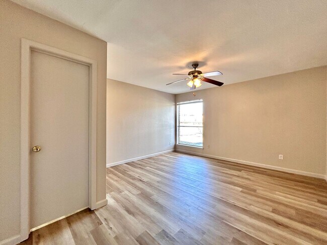 Building Photo - 7111 E Hwy 290