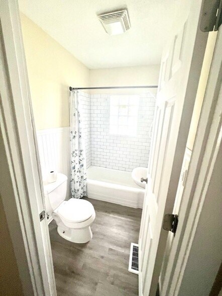 Building Photo - 1988 Vaughn St