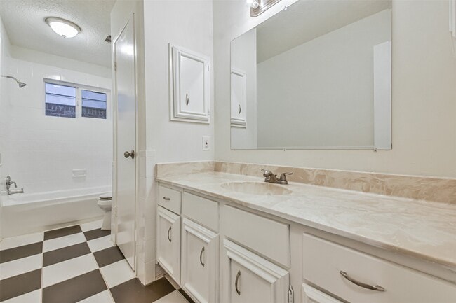 Building Photo - 5518 Ashgate Dr