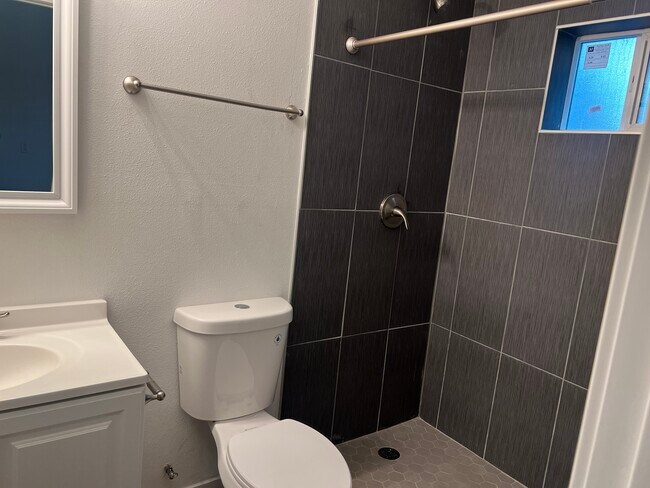 Building Photo - 233 Park View N St