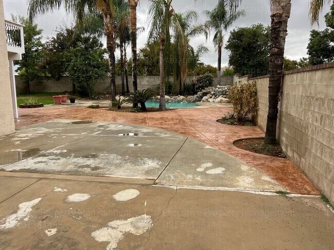 Building Photo - Stunning 4-bedroom, 3 bathroom home located in the westside of Bakersfield this spacious house of...