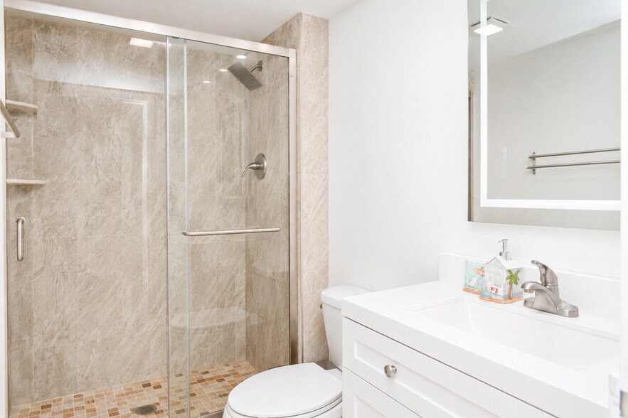 Building Photo - 3675 N Country Club Dr