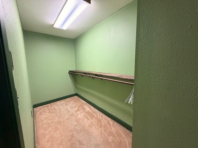 Building Photo - Large (5) bedroom home in a well established Anchorage neighborhood!