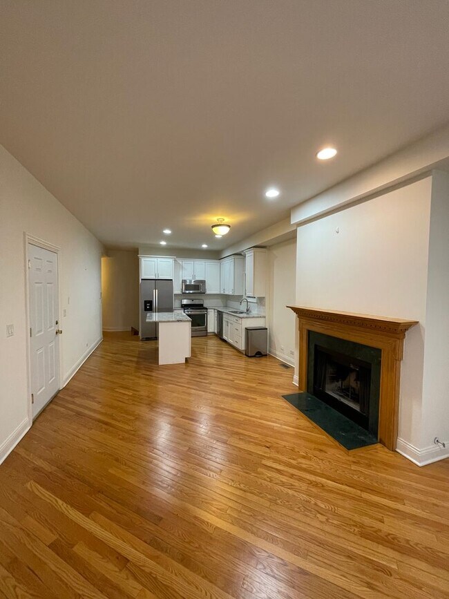 Building Photo - Very Spacious 5 BR/3 BA Duplex in Lincoln ...
