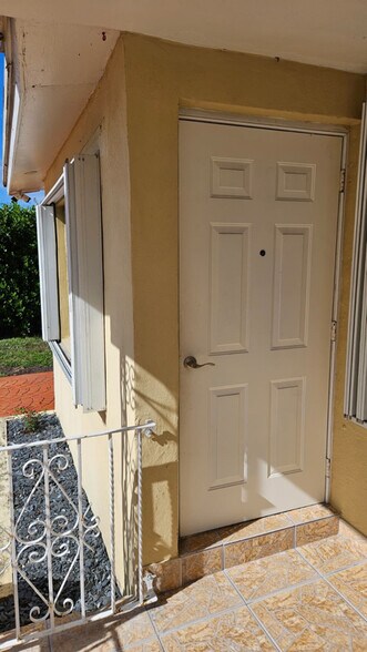 Building Photo - 951 W 53rd St