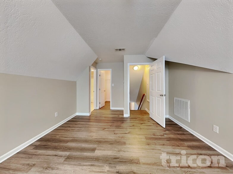 Building Photo - 2002 Dundee Way