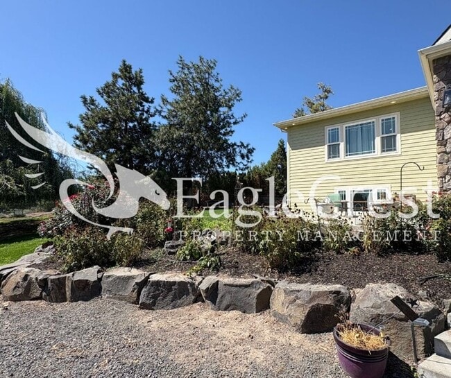 Building Photo - Beautiful Five Bedroom Home with Acreage