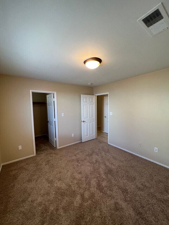 Building Photo - 2902 Tar Springs Ave