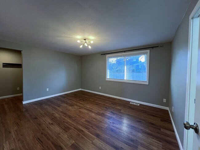 Building Photo - 3 Bedroom 2.5 Bath in Desirable Renton Fairwood Greens