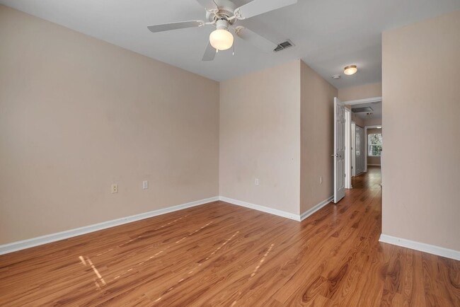 Building Photo - Spacious 3 Bedroom Townhome with Fireplace & Deck