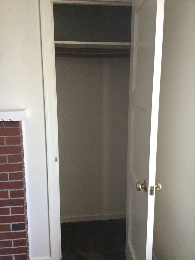 Building Photo - Quaint One Bedroom Duplex ~Close to Campus!