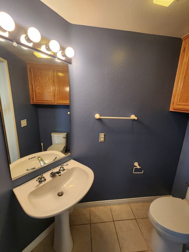 Building Photo - Gorgeous & Spacious 3Bd/2.5Ba, 1,679 SqFt, 2-story Condo - Central A/C & heat, Washer/Dryer - 2 C...