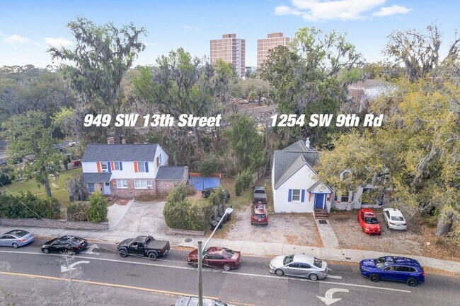 Building Photo - 6-Bedroom Home: Includes 6 parking spots!