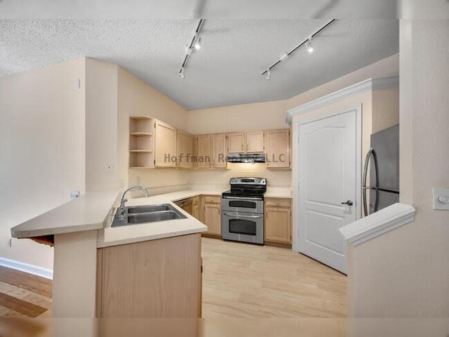 Building Photo - Condo on desirable Harbour Island