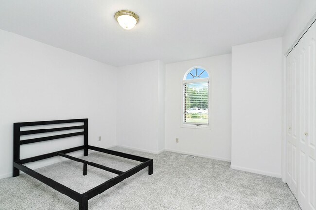 Building Photo - Large Family home For rent!