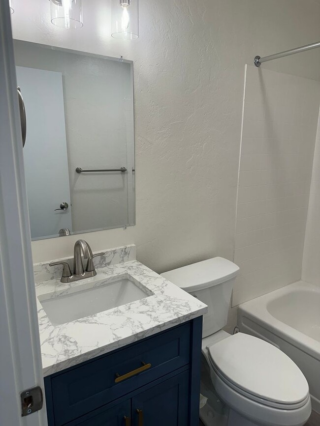 Building Photo - Beautifully updated 3 bedroom 1.5 bath dup...