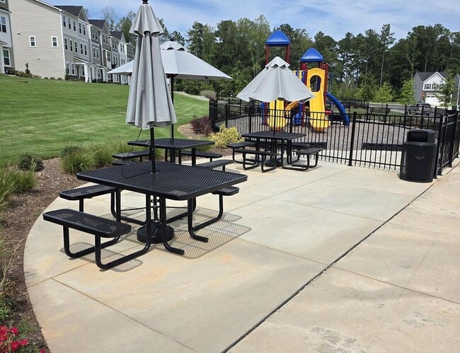 Building Photo - 3BR Like-New Townhome – GREAT PRICE - Community Pool/Playground