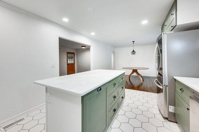 Building Photo - Amazing 3BE/2BA home in the West Meade & Hillwood Estates area!