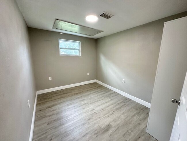 Building Photo - 7803 Rose Ave