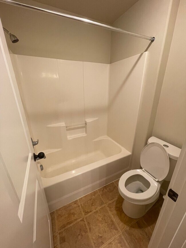 Building Photo - Gorgeous Pet Friendly Three Bedroom Home I...