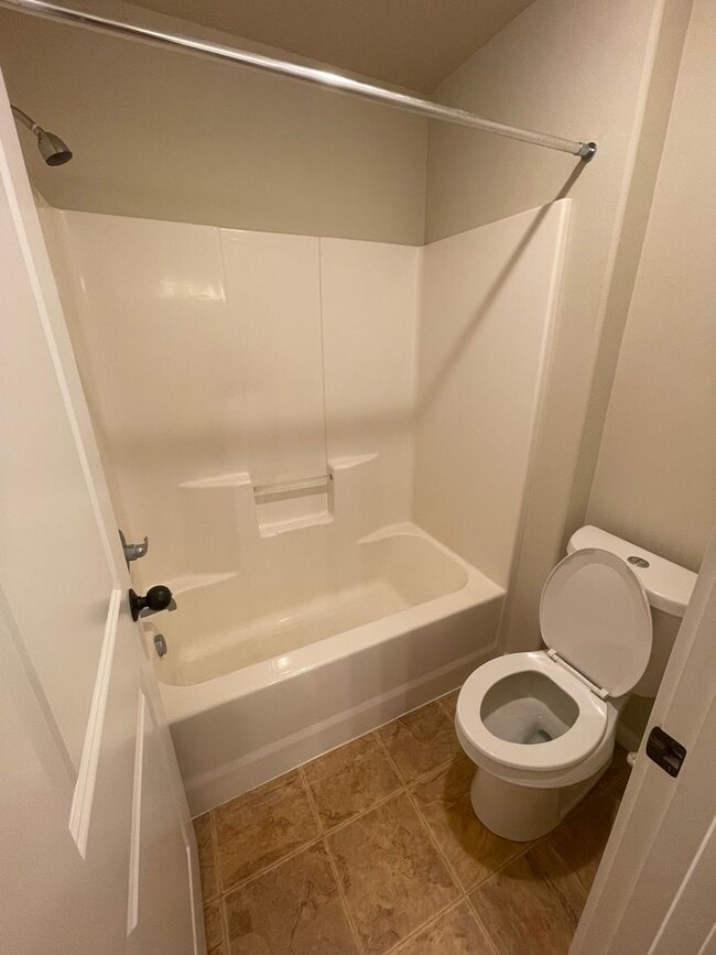 Building Photo - **MOVE IN SPECIAL?** Gorgeous Pet Friendly...