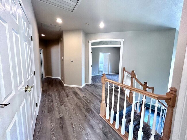 Building Photo - 5 Bedroom Home with a POOL in Folsom