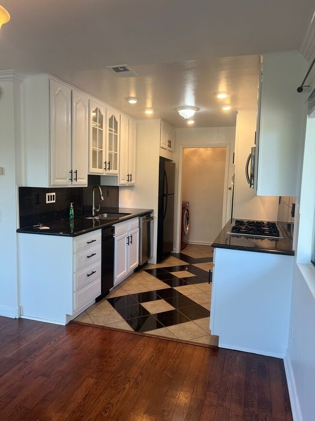 Building Photo - Charming 2bd/2.5 bath! 1 car attached gar...