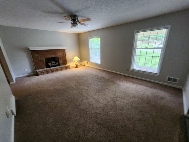 Building Photo - 3 Bedroom, 2 Bathroom Home