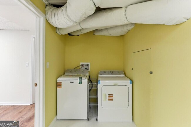 Building Photo - 2888 Bonanza Dr