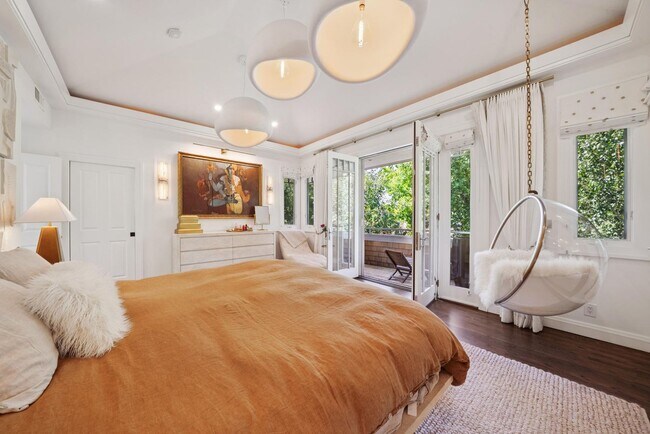 Building Photo - Beautifully Appointed 7-Bedroom Home with Lush Garden Setting in Palo Alto