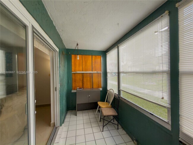 Building Photo - 325 W Laurel Dr