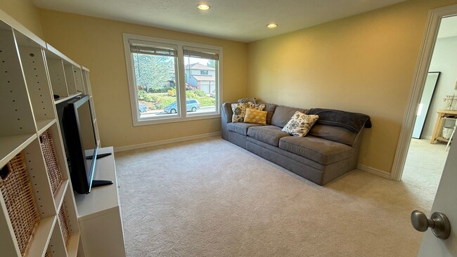 Building Photo - Pristine Single-Family Home in the Heart o...