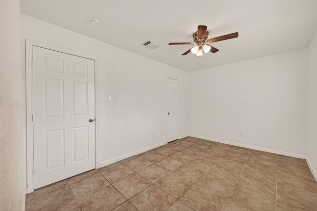 Building Photo - 6311 Tall Willow Dr