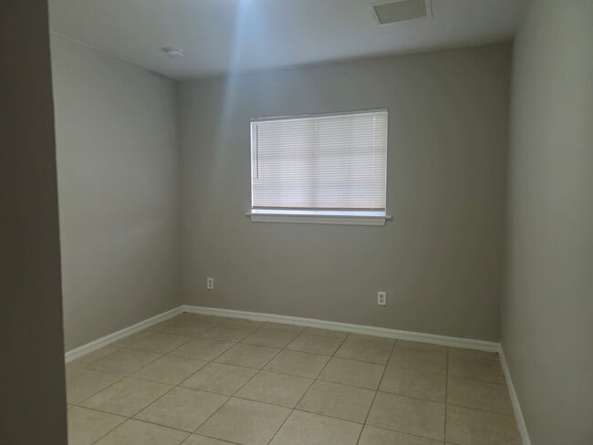 Building Photo - 3 bedroom 2 bath in Lehigh Acres