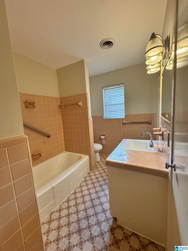 Building Photo - 3712 Country Club Dr S