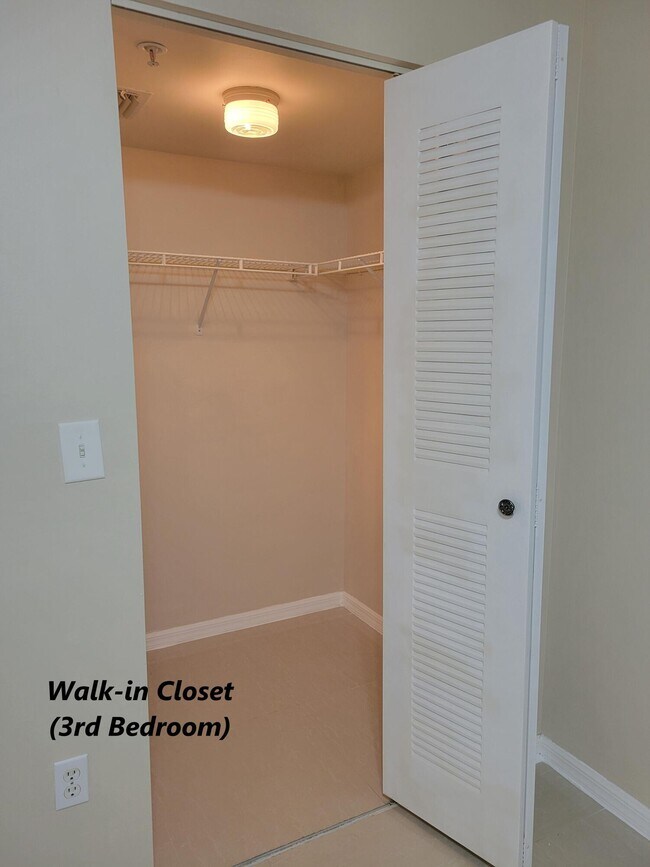 Building Photo - 1400 Crestwood Ct S