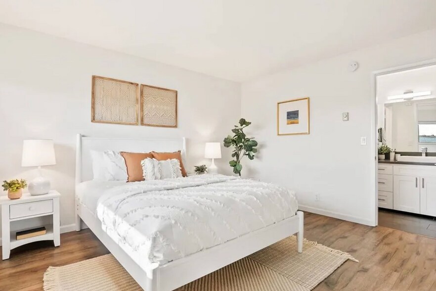 Building Photo - 525 N Sycamore Ave